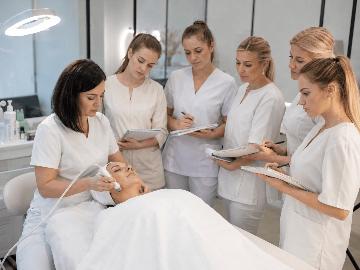 Curs practic de cosmetologie la Chișinău cu demonstrație de procedură pe model